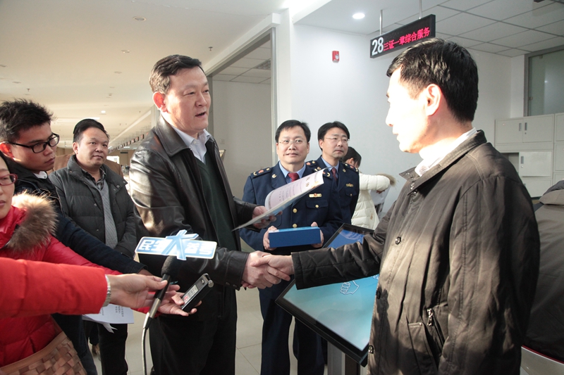 (鄭州市工商局黨組成員、副局長江洪為企業(yè)頒發(fā)河南省第一份“三證一章”)