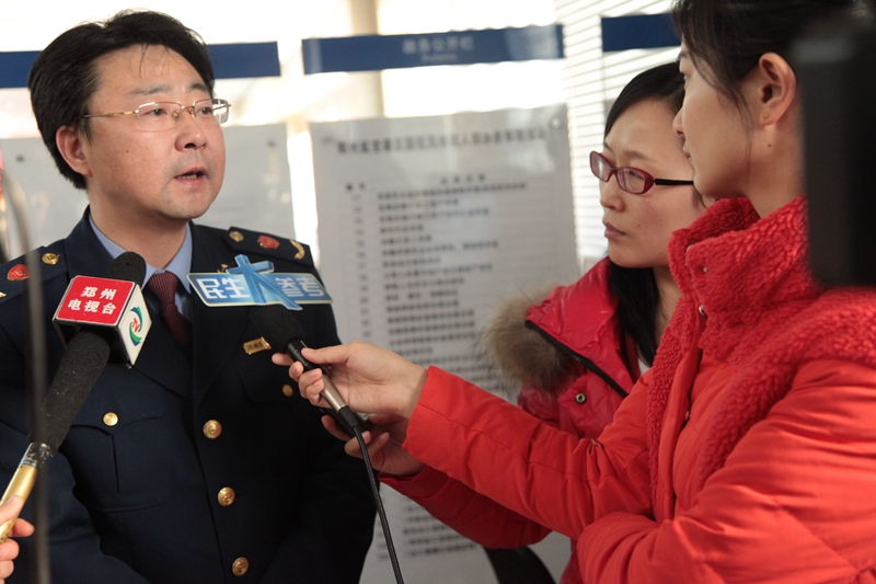 （鄭州市工商局鄭州機(jī)場分局副局長張帆接受省市媒體采訪）