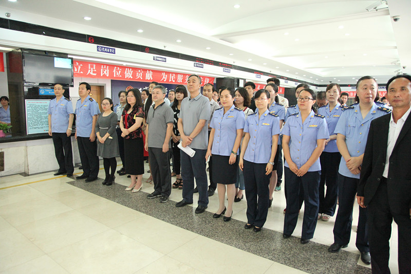 鄭州市工商局頒發(fā)全市首張“三證合一、一照一碼”營業(yè)執(zhí)照